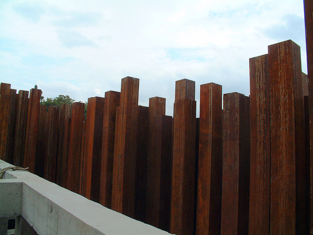 Az Ötvenhatosok Terén álló 56-os emlékmű 5000 acélkockáját a Pallagi Art készítette.