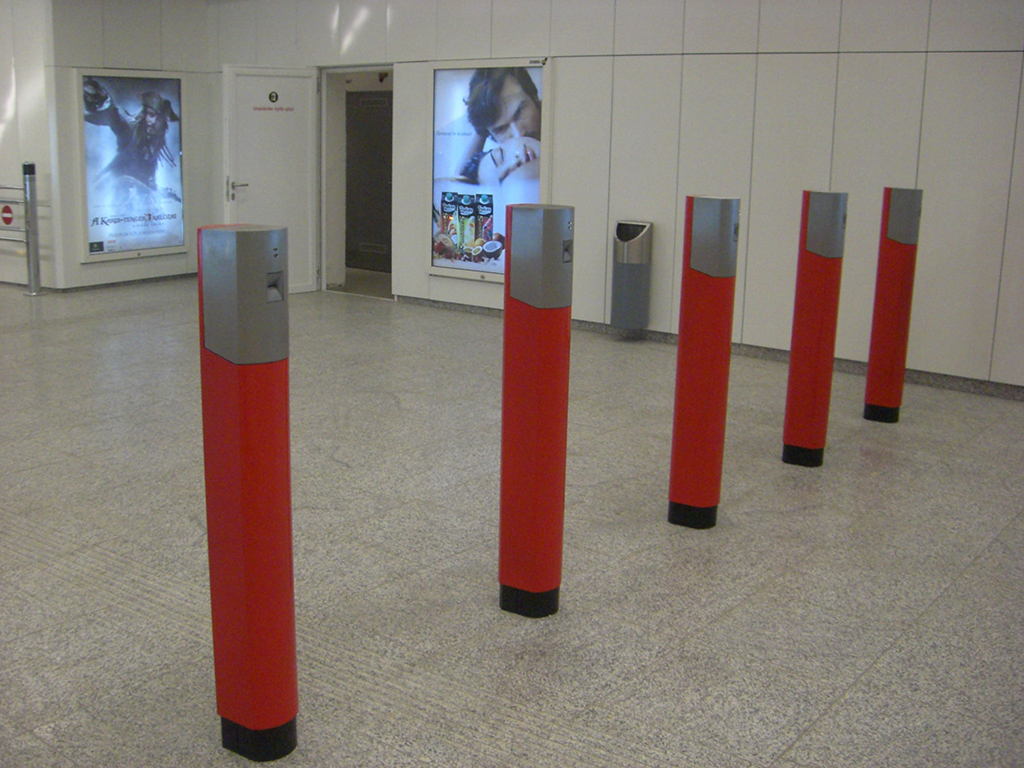 Lamellás „vandál biztos” acél falburkolat változó sávszélességgel a Kelenföldi M4-es metróállomás közlekedő folyosóján